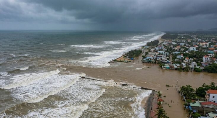 Lũ chồng lũ tại miền Trung