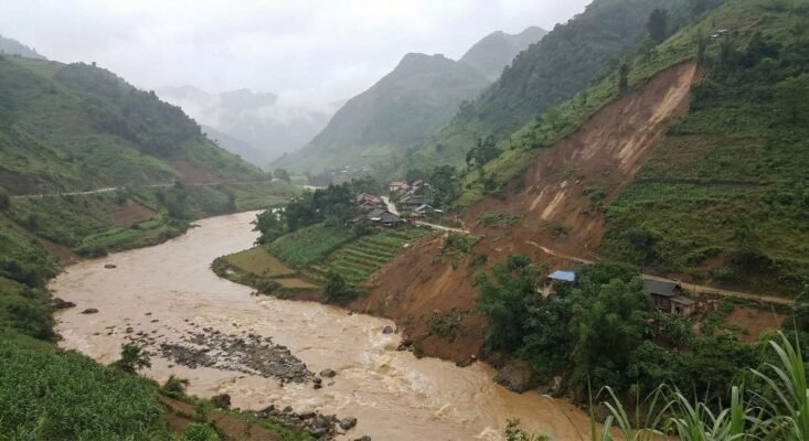 Lũ lụt miền Bắc với nước sông dâng cao và nguy cơ sạt lỡ đất