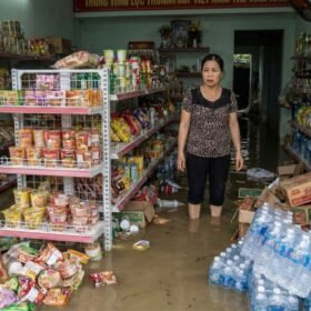 Nguồn hàng hóa bị lũ lụt nhấn chìm